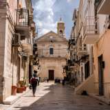 Giriamo quindi a destra in via Chiesa Madre, in fondo alla quale appare l'imponente sagoma della chiesa principale del quartiere, dedicata a San Nicola di Bari ed eretta nel 1706 al posto di una cappella crollata
